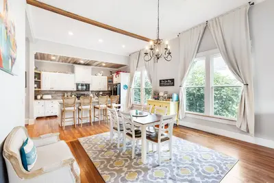 Image de Spacious 4-bedroom w/ full en suite baths -  1/2 mile from Covington Square!