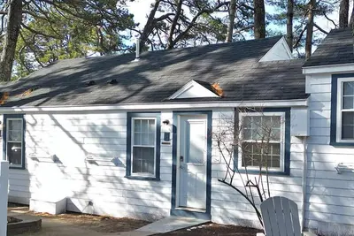 Image de Cheerful 1 bedroom cottage only 50ft from beach