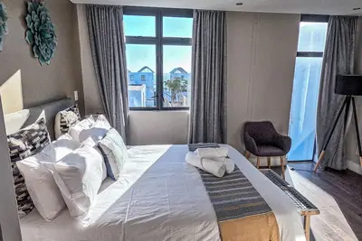 Image de Two Bedroom Beachfront Penthouse with Parking