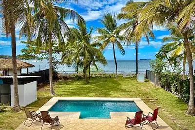 Image de Steps to the beach, beautiful pool, sunsets  and close to shops and restaurants!