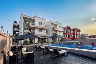 Image de Nook 2: Stylish 2br with premium finishes, custom décor & stunning views.