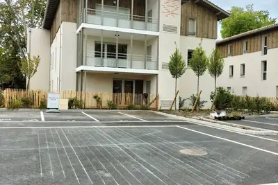Image de Entre Océan, lac et forêt! Appartement lumineux avec coin détente sur le balcon