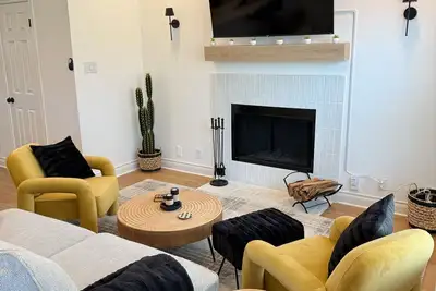 Image de Stylish South Austin Retreat - Private Yard + Garage