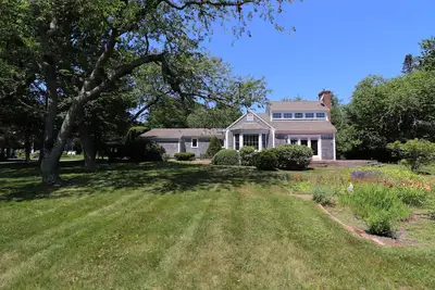 Image de Spacious charmer close to Cc Museum of Art, Cape Cinema, Playhouse, restaurants, and  bay beaches.