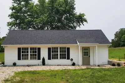 Image de Charming 2-bedroom house on 3 private acres. Secluded & pet friendly!