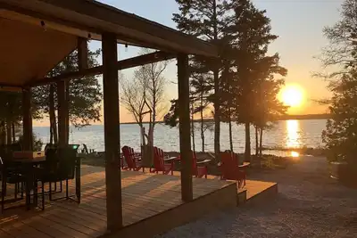 Image de Miles Away Cabin Sunsets and S’mores (Lake Huron)