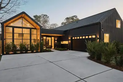 Image de Discover The Black Oak: Forest & Chill—an entire home nestled among the trees.