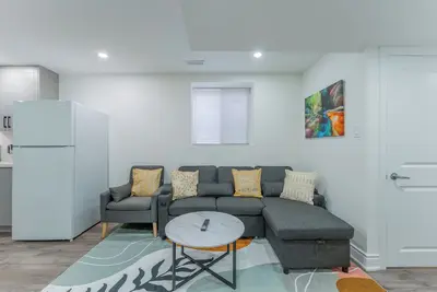 Image de 1 Modern and Cozy 2br, 1 Wr Basement apartment