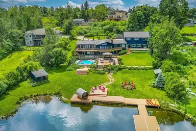 Image de Lux Lakeside |Slps20| Pool+GolfSim+HotTub+Karaoke+Gym+Sauna