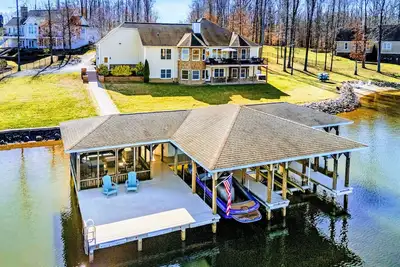 Image de 6br Lakefront @ Lake Anna, Deck, Boat House, Beach