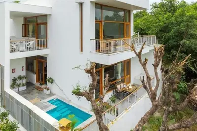 Image de Two-bedroom boutique homestay with a serene view of Lake Lakhawali and Aravalis.