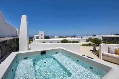 Image de Thrilling Santorini Suite | Poseidon’s Hideaway Suite | Executive Two Bedroom Suite with Outdoor Hot Tub | Akrotiri