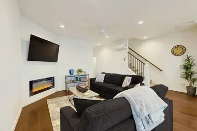 Image de Beautiful, Spacious Townhome close to downtown & Uo, w/ WiFi, A/C, Fireplace