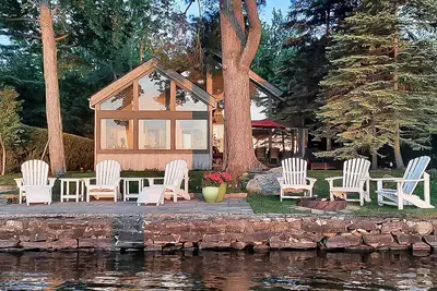 Image de 4 bed 2 bath cottage on Lake Muskoka