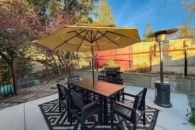 Image de Beautiful family-friendly home with game room, fire pit, porch, and streaming