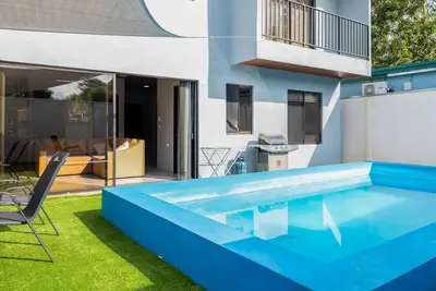 Tranquil retreat w\/private pool, modern amenities, patio and wildlife adventures