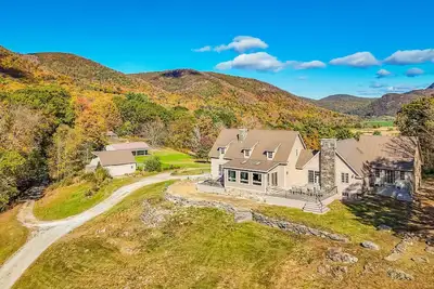 Image de Riverfront estate, mountain views, dog-friendly, fireplace, balcony, w/d, wifi