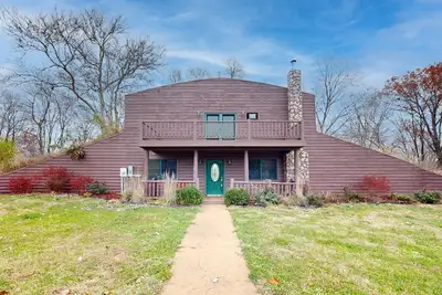 Image de Cozy Hobbit House inspired home with large balcony and front porch