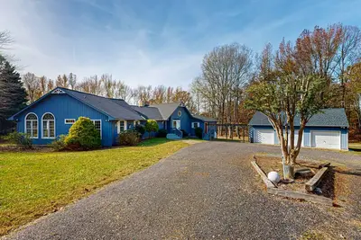 Image de Spacious house with water view, kayaks, foosball table, deck, firepit