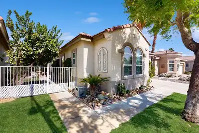 Image de Golf-course home w/fireplace, patio, built-in grill, & private  hot tub