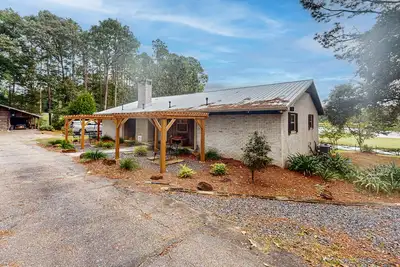 Image de Serene Farm House with Expansive Land, Hot tub and Peaceful Pond Views
