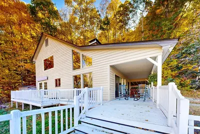 Image de Stunning house offers serene living with breathtaking mountain and sunset views.