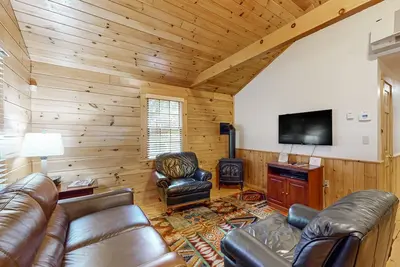 Image de Charming cabin retreat with fireplace, kitchen, nearby hiking - dog-friendly