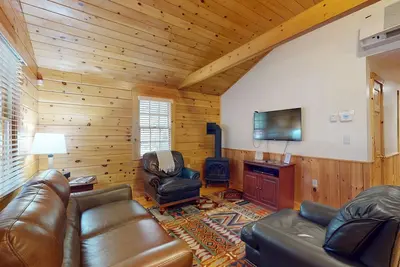 Image de Escape to a dog-friendly cabin w/streaming, kitchen, fireplace & nature nearby