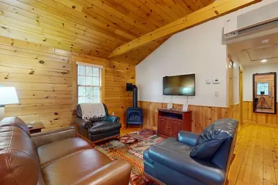 Image de Unwind in this dog-friendly cabin with kitchen, firepit, WiFi & wooded views