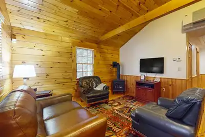 Image de Dog-friendly cabin with wooded views, fireplace, Ac near outdoor recreation