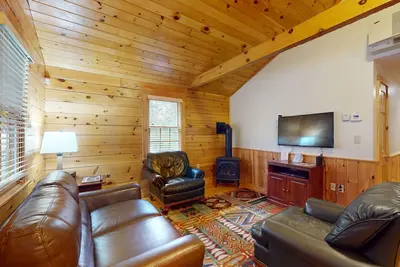 Image de Two-bedroom dog-friendly cabin with firepit, gym & trails for your next escape