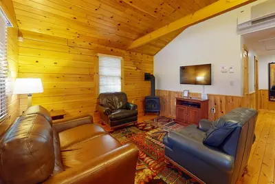 Image de Comfort meets adventure in this dog-friendly cabin w/fireplace, kitchen & more