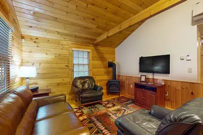 Image de Relaxing two-bedroom dog-friendly cabin with fireplace, Ac, hiking & fun