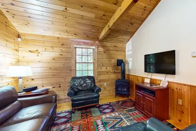 Image de Explore the outdoors from this cozy cabin w/firepit, kitchen, and more