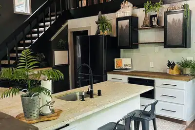 Image de We're New! Enjoy our Serene Blue Tree House Retreat - Trails, Lake & Cozy Vibes
