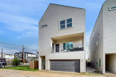 Image de Dog-friendly home near Downtown w/ billiards & pingpong, WiFi, washer/dryer