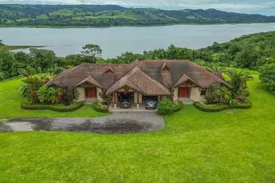 Image de Stunning Lake View Home with a Hot tub, Wifi, & Dog Friendly