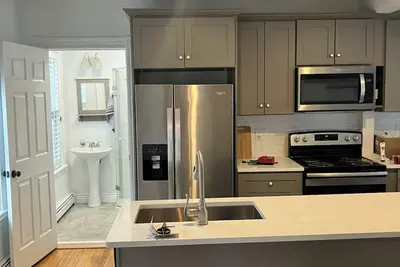Image de 3 bedroom/2 bath house, steps to beach in beachside Alphabet neighborhood.