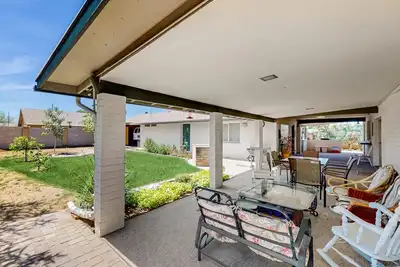 Image de Snowbird-friendly downtown home & guest house with patio, grill, office, W/D, Ac