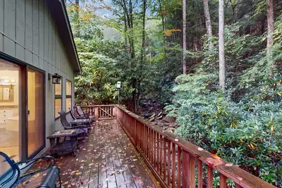 Image de Peaceful 4br Home with Screened in Porch and balcony with a water view