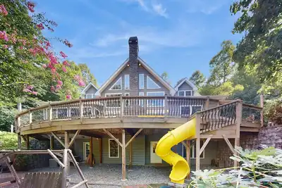 Image de 5br Charming  home with Hot tub, Game room and Front Deck