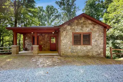 Image de Peaceful Dog-friendly Retreat with outdoor deck, pool table and hot tub