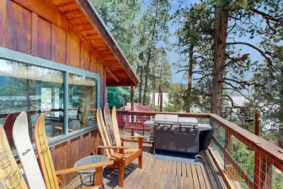 Image de Lakefront, neighboring cabins w/ beautiful views, deck with views