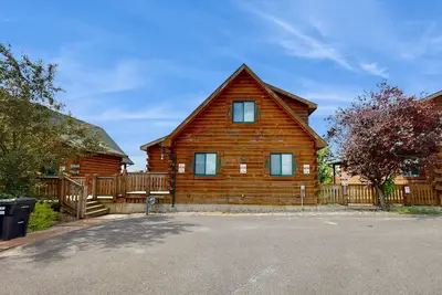 Image de Upper-Level duplex, adventure retreat with fire pit, Ac, patio & Wifi