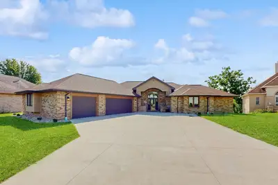 Image de Riverfront home with pool, hot tub & sauna - perfect location