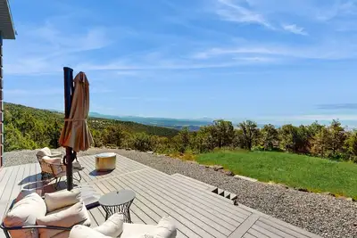 Image de Serene mountain retreat with panoramic views & family-friendly amenities