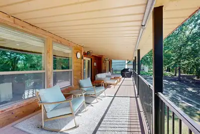 Image de Lakefront Home, private dock and short walk to beach