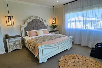 Image de 'Lotus' - Grand Home in Mango Hill - Sleeps 8