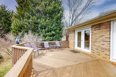 Image de Warm & inviting upper-level guest suite w/ deck, shared washer/dryer, central Ac