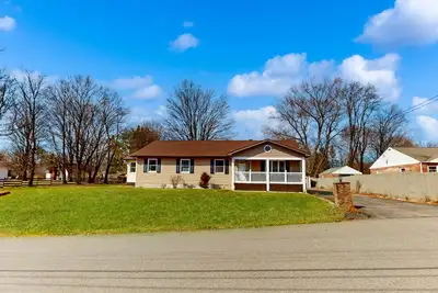 Image de Spacious home with enormous yard & firepit - near trails, village center